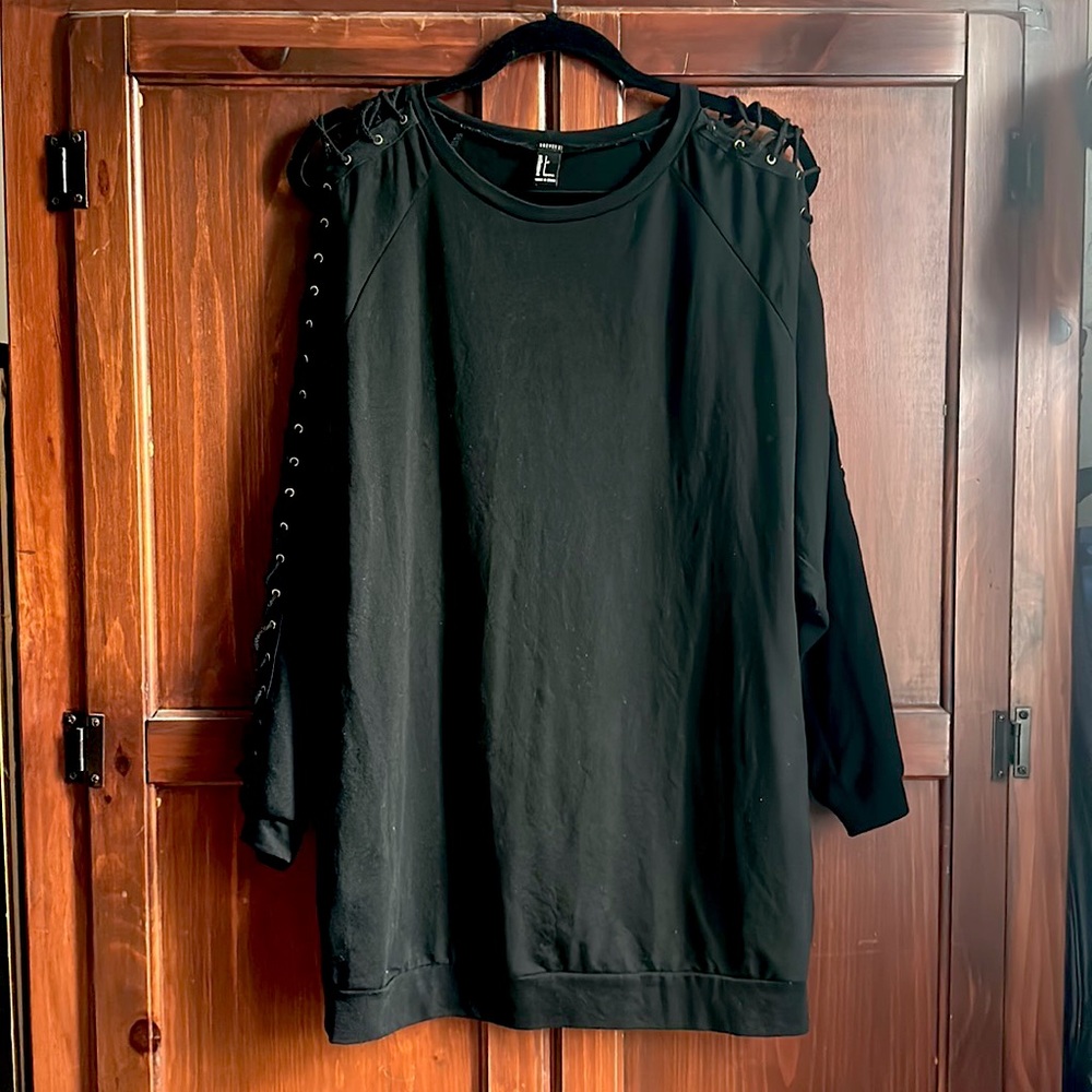 FOREVER 21 OVERSIZED BLACK CRISS CROSS LONG SLEEVE SWEATSHIRT